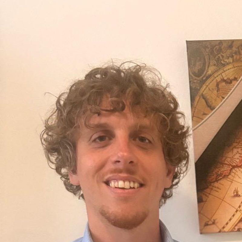 Pietro Lonati sorride nel suo studio di psicoterapia a Mantova
