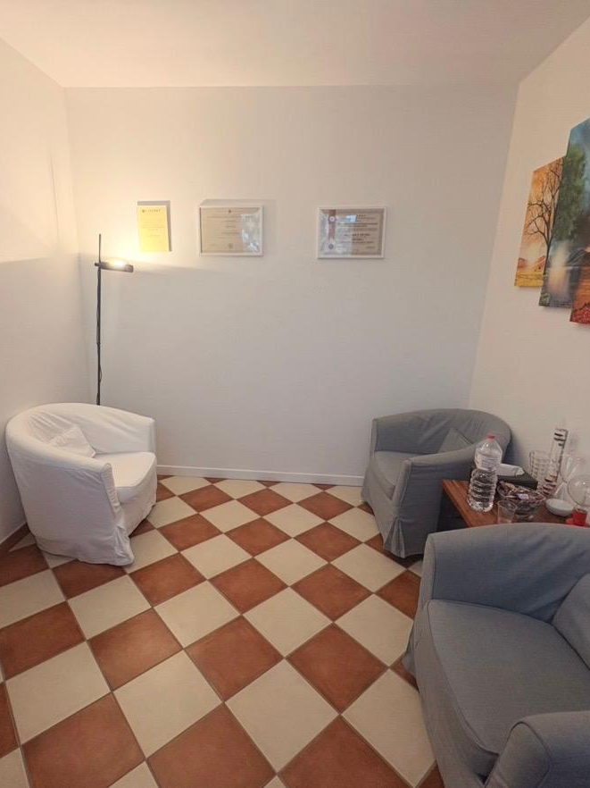 La stanza dei colloqui: le poltrone una di fronte all'altra e il pavimento a scacchi
