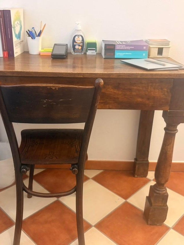 La scrivania in legno dello studio di Pietro Lonati, con i libri di lavoro