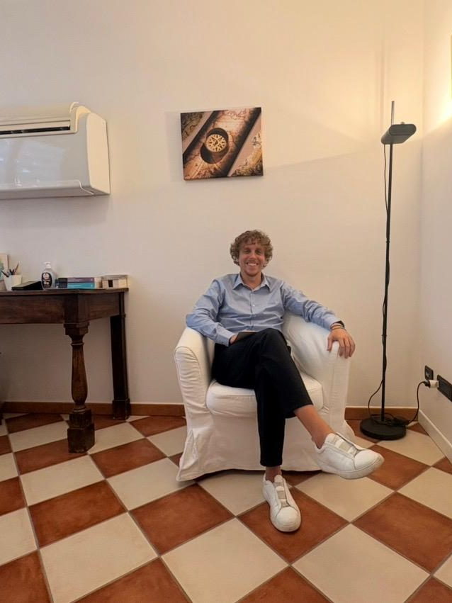Pietro Lonati seduto nella stanza dei colloqui del suo studio a Mantova